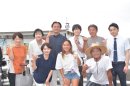 設置した海の家のスタッフを交えた集合写真