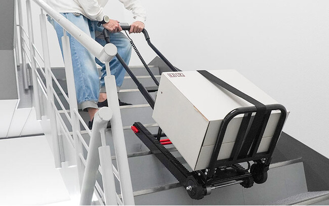 重い荷物も載せたまま階段を昇り降りができる軽量・スリムな電動台車『軽量電動階段台車45』を発売
