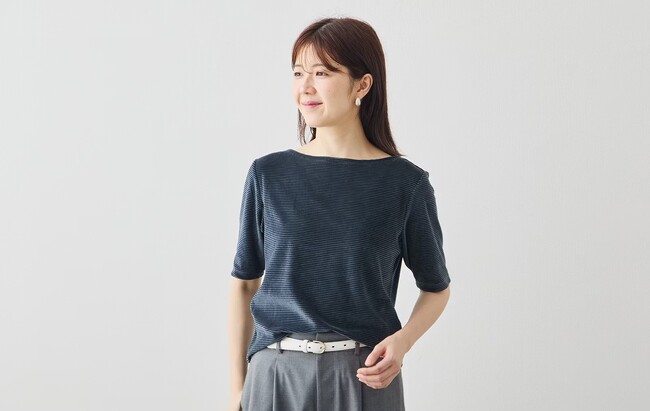 夏も秋も。エアリーなベロアTシャツ登場。光沢と軽やかさをまとう、「コットンベロア5分袖Tシャツ」