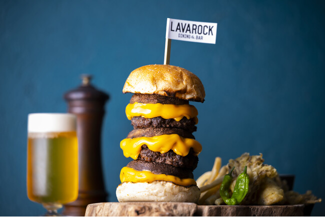 【コートヤード・バイ・マリオット 白馬】肉厚なジャンボ椎茸を贅沢に挟んだ 秋らしいグルメバーガー「信州産きのこ尽くしのマウンテンバーガー」を発売