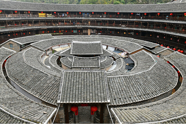 圧巻・絶景の写真160点超　世界の「いわく」を巡る異色の旅行記『迷宮ホテル』8月26日発売