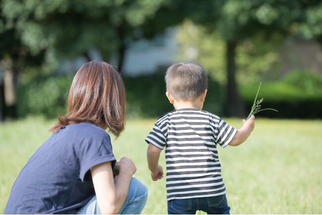 「スマホ後悔」の次にくるのは、「お出かけ疲れ」。子育て世帯の「すきま時間」、デジタルとリアルのジレンマが浮き彫りに。