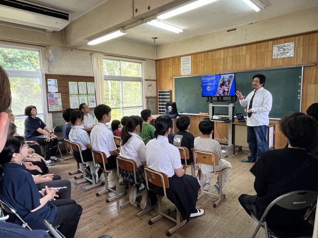 三島竹島の離島の学びが世界を応援 ― 竹のけん玉と島の味が国境を越え、日本文化と平和を伝える