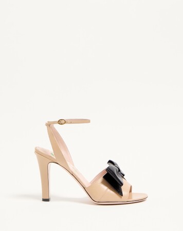 ヴァレンティノ ガラヴァーニ 2025年フォールコレクションより、新作シューズが登場