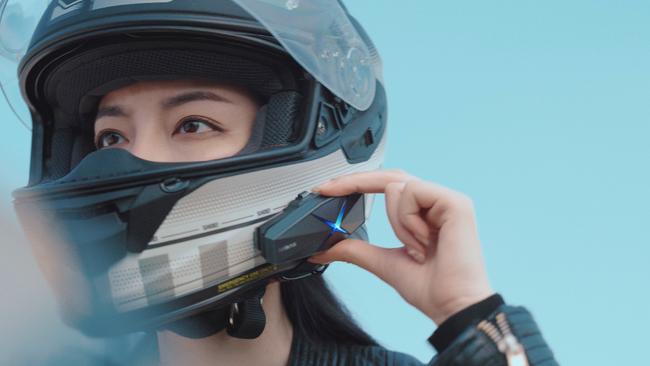 バイク用・次世代インカム「ASMAX（アズマックス） F1 Pro」が日本初上陸！高音質×メッシュ通信を“半額水準”で実現。カスタムジャパンが正規輸入総代理店として独占販売開始