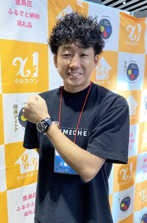 定額制リフォーム「イメチェン」を展開する株式会社ココテラス・代表取締役社長 篠原昌志氏が、FCチャンネルショー2025にて「信長デイトナ」を装着体験