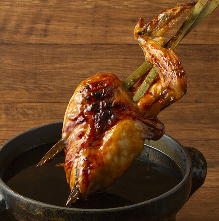 【新業態】豪快な高火力焼きで旨みを凝縮！ボリューム満点の鶏料理を楽しめる「山賊のすみか」がイオンモール名古屋茶屋に9月11日（木）新規オープン！