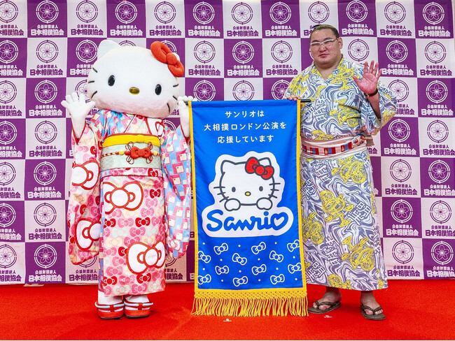 横綱・豊昇龍関と出発式に登場 ハローキティが「大相撲ロンドン公演」アンバサダーに就任