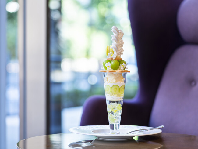 旬の輝きを閉じ込めた「シャインマスカットパフェ」都内の隠れ家ホテルで味わう、期間限定の特製スイーツ