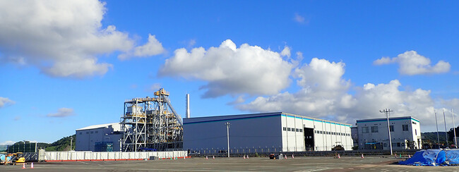 「SMBCの森」間伐材を横須賀バイオマス発電所で利用　～(株)三井住友銀行の営業拠点へ電力供給～