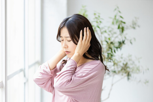 「首の神経圧迫」と「耳鳴り」の意外な関係──シニア世代に広がる“首からくる耳の不調”とは？