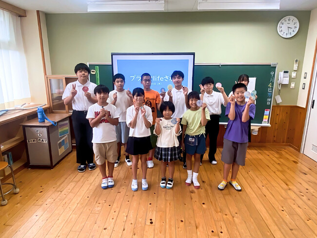 馬渡島の子どもたちが描く“島の自然”をアップサイクル、「プラスマLIFEさが」事業の一環としてペットボトルキャップをアップサイクルしたオリジナルコースター制作ワークショップを実施