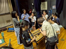 初めて楽器を触る様子 初めて楽器を触る様子