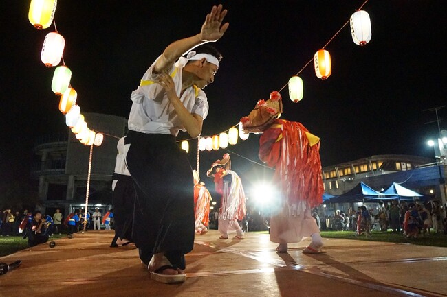 約400年の歴史を持つ踊りに心酔！海を彩る花火も美しい「手結盆踊り」開催