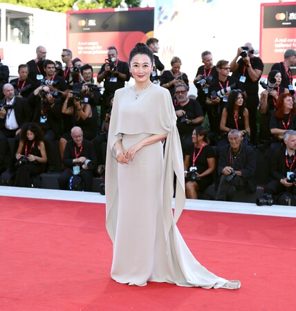 【ルイ・ヴィトン】チャオ・タオ、第82回ヴェネツィア国際映画祭のクロージングセレモニーにルイ・ヴィトンを着用