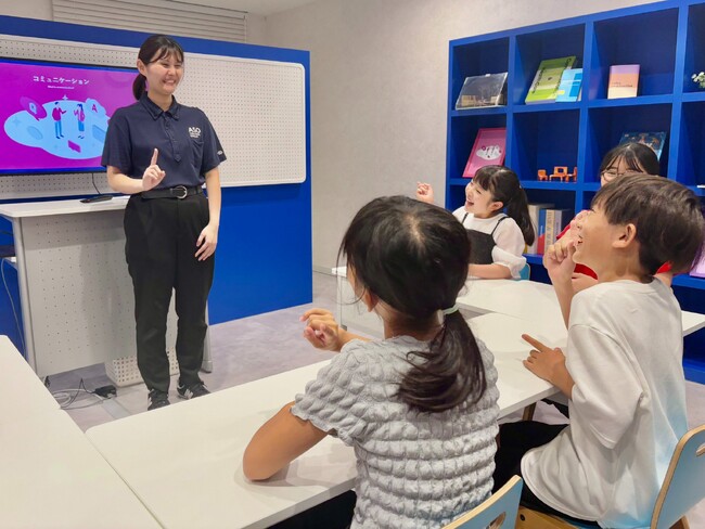 福岡　麻生専門学校グループ　キッザニア福岡「専門学校」パビリオンのコミュニケーションの授業内容を「手話」にリニューアル