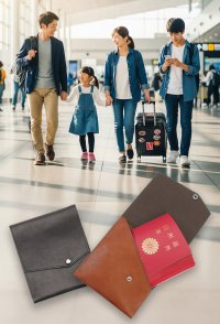 アブラサスより、家族4人分の旅をひとつにまとめる「ファミリーパスポートケース」を発売