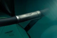 ハイパフォーマンスな子育てを アストンマーティンとegg®のコラボレーション 究極のラグジュアリーベビーカーを発表