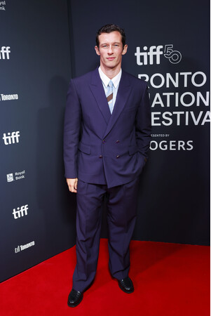 【ルイ・ヴィトン】カラム・ターナー、第50回トロント国際映画祭の映画「Eternity(原題)」プレミアにルイ・ヴィトンを着用