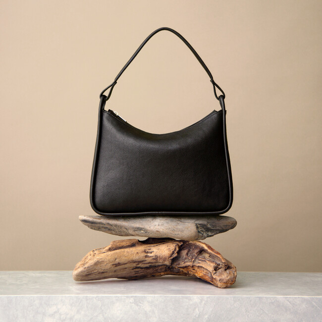 「やわらかさ」と「直線」が織りなす、新しい 2wayバッグ が誕生しました。