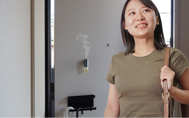 帰った瞬間いい香りで気分もアガる ドアを開けると自動でアロマを噴霧して香る『振動検知式アロマディフューザー』を発売