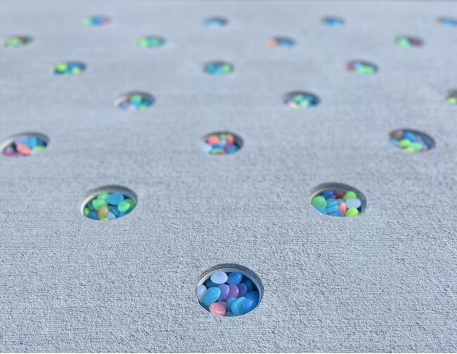 歩くのが楽しくなる舗装へ Dotconが丸穴仕上げを新提案