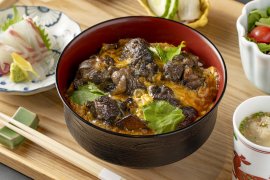 地鶏の親子丼【黒】お刺身付き 1,100円(税込) 地鶏の親子丼【黒】お刺身付き 1,100円(税込)