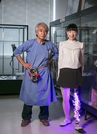 義足は“隠す”から“魅せる”へ。日本を代表する義肢装具士・臼井二美男さんと義足のイラストレーター須川まきこさんが語る、人生のサステナビリティとテクノロジーの未来。