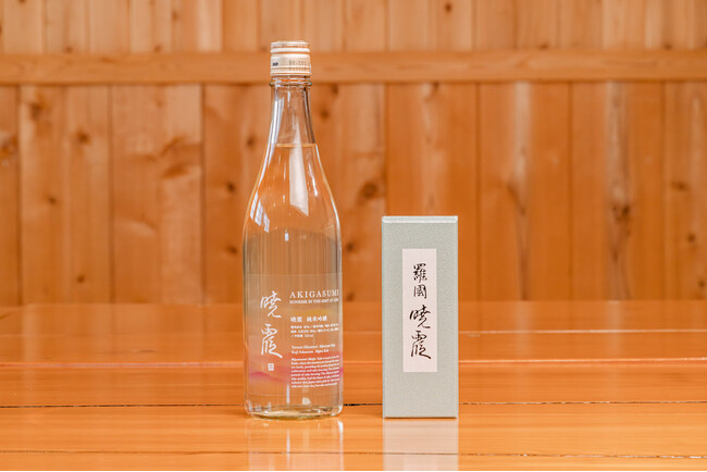 香りの老舗「日本香堂」と人気銘柄・冩樂の酒蔵「宮泉銘醸」が初タッグ！　フレグランスのように香りが移ろう日本酒『暁霞-AKIGASUMI-』、火入れボトルを9/15（祝・月）より新発売
