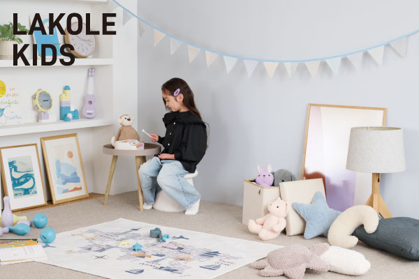 ライフスタイルブランド「LAKOLE」が、９月12日（金）より子ども部屋を楽しく彩るインテリアグッズや、トレンドを取り入れた服飾雑貨などの“キッズライン”を拡充し、全71型を販売開始！