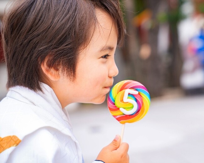 数字入りのロリポップと撮った写真はきっと一生の思い出！大人も食べれば大切な記憶がよみがえるはず　PAPABUBBLEの七五三シリーズ　9月18日より発売