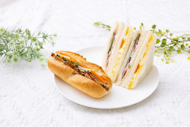 セブン‐イレブンの贅沢＆本格サンドイッチ！「BIG ハムとたまご」と「ローストチキンと野菜のバインミー」が9月24日（水）より新登場！