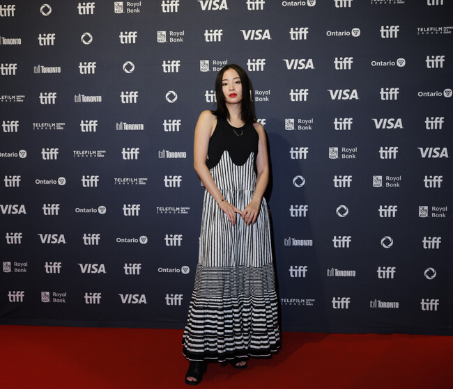 【ルイ・ヴィトン】広瀬すず、第50回トロント国際映画祭の映画「遠い山なみの光」プレミアにルイ・ヴィトンを着用