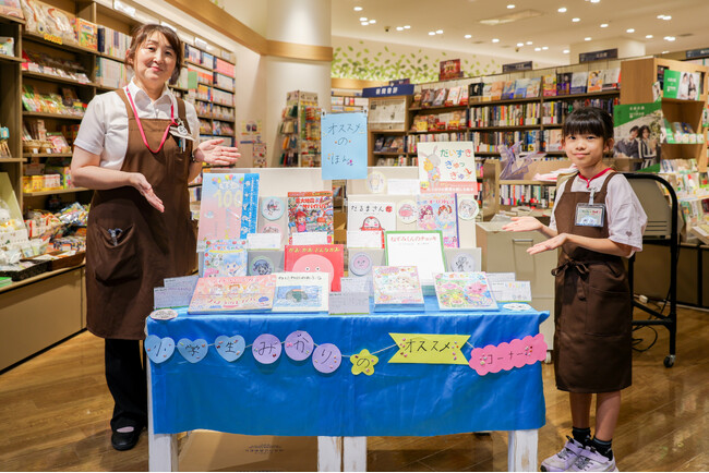 「この本、面白いよ！」 ８歳の“一日ブックソムリエ”が手作りのおすすめコーナーと読み聞かせで、本の楽しさを届けた一日。