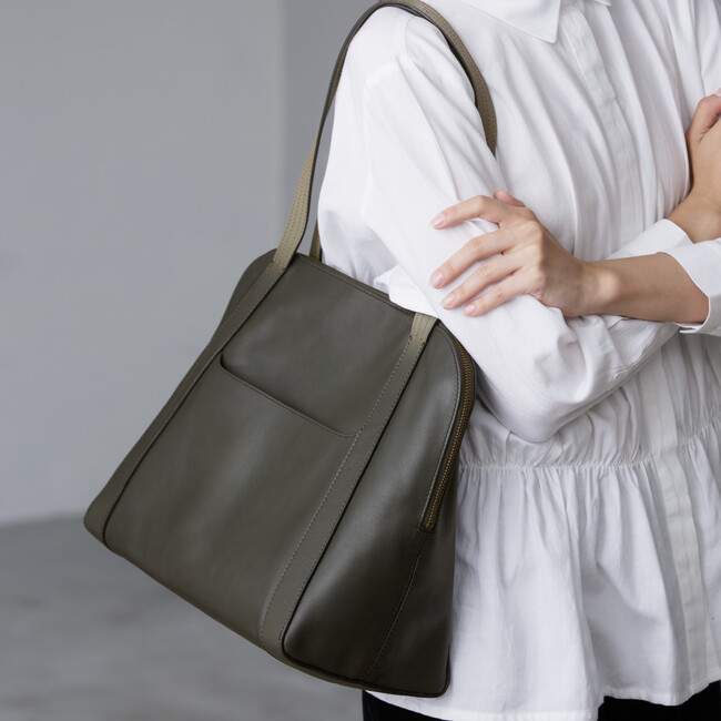 ボストンの佇まいとトートの機能美を両立。風のように軽やかな新作レザーバッグ「ボストン トート」発売