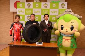 蕎麦切広大選手と当社代表及び坂祝町長とほぎもん