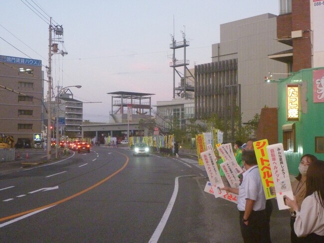 【徳島県 鳴門市役所】「夕暮れ時交通安全キャンペーン・早めのライト点灯啓発運動」を実施