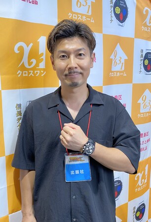 FCチャンネルショー2025にて、株式会社NORTH SIDE代表取締役・岡崎聖氏が「信長デイトナ」を装着体験