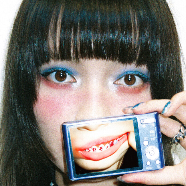 MANON、偽りだらけの日常を突き破るエモーショナル・アンセム「ニセモノ smillin」本日リリース。Shota Tsujiが手がけたMVも公開