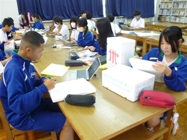 福岡県直方市の中学生が「ポテトチップス九州味自慢」を試食・販売！社会学習としてJR博多駅で九州の魅力を発信する『九州はひとつ～ひろめよう、九州の自慢。～』