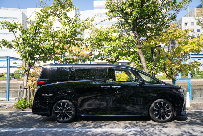 パナソニック オートモーティブシステムズとMAHAグループがWELL Cabin Luxe(R)を活用した、フルカスタムのインバウンド向け観光送迎サービスを共同で開始