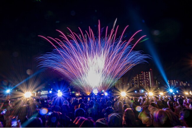 【開催レポート】泉州夢花火スピンオフ企画「AMAZING-光と音の渚-」が泉大津・なぎさ公園で幻想的な海上パフォーマンスを披露