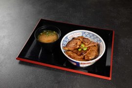 十勝氷室熟成豚肉のロース豚丼　みそ汁付き