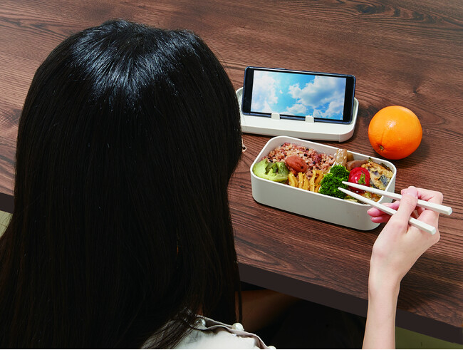 スマホ視聴の「ながらランチ」を快適に!「スマホスタンド付ランチグッズ(3種)」を好評発売中!