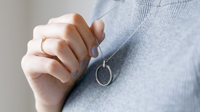 【いつでもそばに在る喜びを】人気のリングホルダーに新デザインが登場！ご自分用にも、大切な方への贈り物にもぴったり