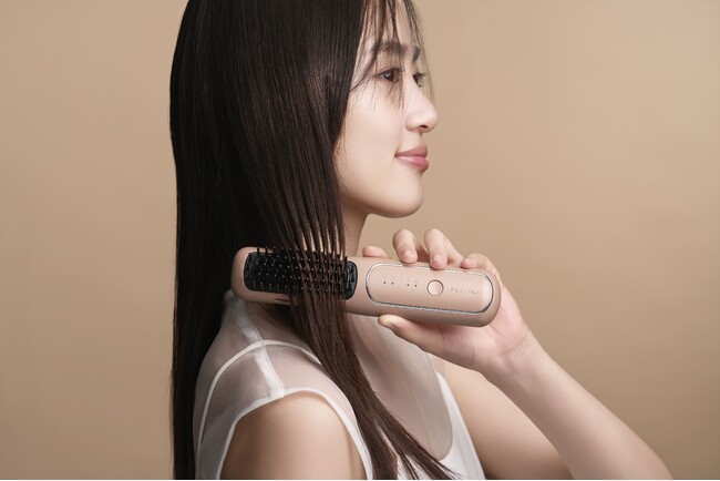 フェスティノ［充電式 スタイリング ヒーターブラシ］に新色「シャイニーブラウン」が登場