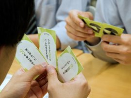 マイクエスチョンで活用するカードゲームの様子