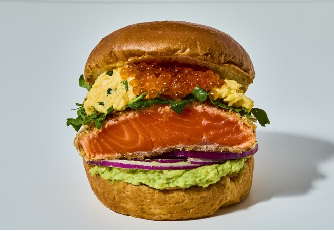  今年も登場！eggslutの秋は“レアカツサーモンエッグサンド” 