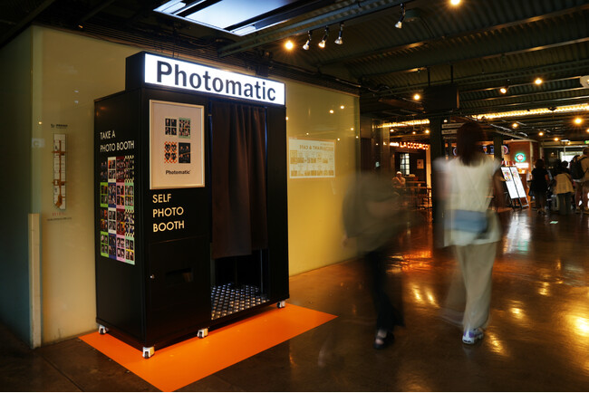 横浜赤レンガ倉庫に「Photomatic」のセルフフォトブースが常設へ＜2025年9月26日(金)から＞
