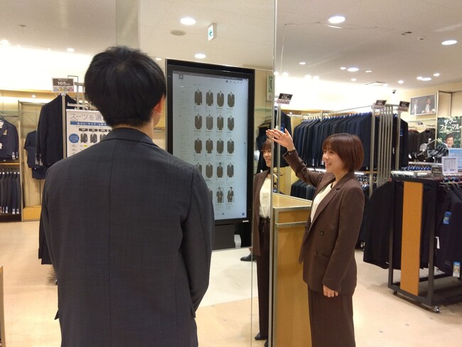 ネットとリアルを融合した「洋服の青山」の独自システム　『デジラボ』新たに357店舗に導入し10月1日（水）より全店でサービス開始！